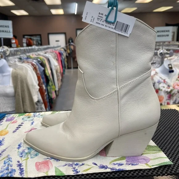 Steve Madden Cream White Leather Western Ankle Boots - Picture 4 of 6